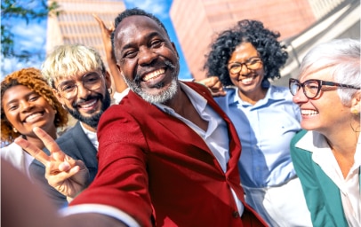 Grup de oameni zâmbind