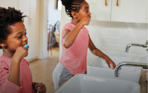 femeie care stă în fața unui laptop și zâmbește