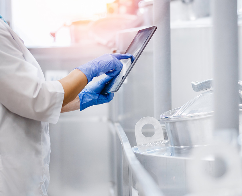 Prim plan cu un medic care utilizează o tabletă