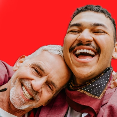 cuplu care se distrează și zâmbește larg