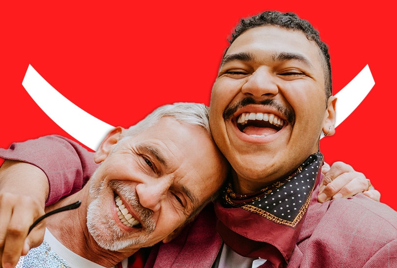 cuplu care se distrează și zâmbește larg