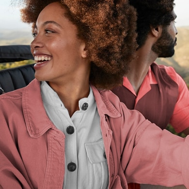 cuplu zâmbitor într-o aventură