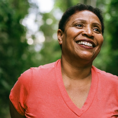 Femeie mai în vârstă zâmbind