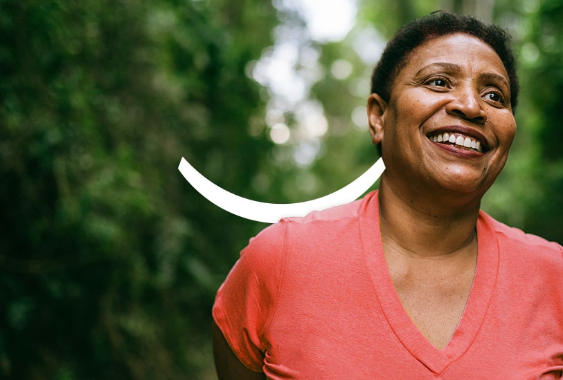 Femeie mai în vârstă zâmbind