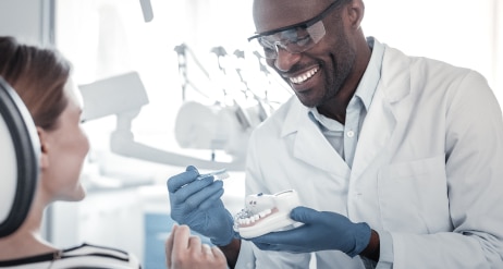 Stomatolog cu o pacientă femeie