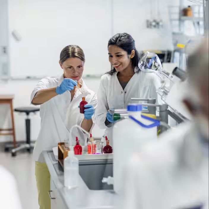 oameni în laborator