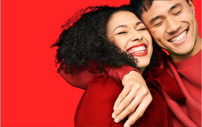 Femeie și copil râzând pe un tobogan